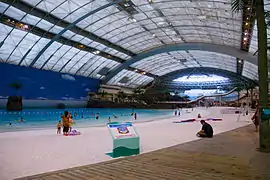 Seagaia Ocean Dome situé à Miyazaki (Japon), la plus grande plage artificielle intérieure du monde.