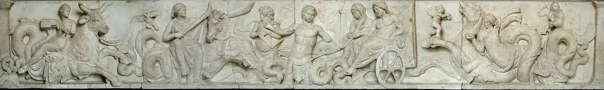 Thiase marin des reliefs dits « de Domitius Ahenobarbus », panneau de devant, possible représentation des noces de Neptune et d'Amphitrite. Temple de Neptune à Rome, IIe&nbsp;siècle&nbsp;av. J.-C. Glyptothèque de Munich.