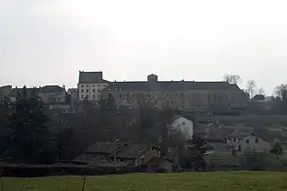 Vue du prieuré Saint-Hugues (XVIIIe&nbsp;siècle), contre la collégiale Saint-Hilaire.