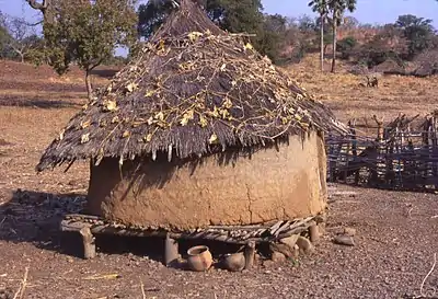 Grenier surélevé pour protéger les provisions des moisissures et des animaux.