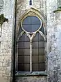 Baie en arc brisé en bas du clocher roman, sur la rue de Beauvais.