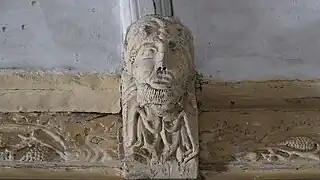 Sablières et blochet en bois sculpté du XVIe&nbsp;siècle.