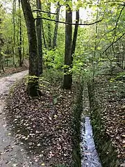 Le sentier longe un moment la canalisation