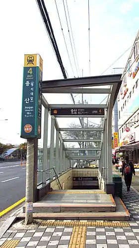 Une bouche d'accès à la station.