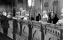 Photographie en noir et blanc de la remise du premier certificat de citoyenneté à Mackenzie King