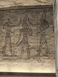 Ramsès II couronné par les dieux Seth et Horus. Abou Simbel.