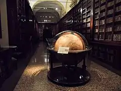 Ancienne salle de lecture, au premier plan, un globe terrestre du XVIIe&nbsp;siècle.