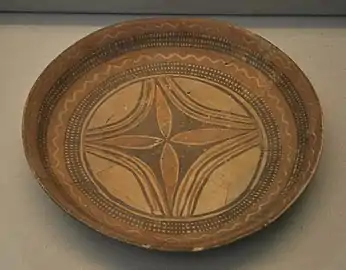 Plat à décor peint, Halaf récent (v. 5600-5200 av. J.-C.), Tell Arpachiyah. British Museum.