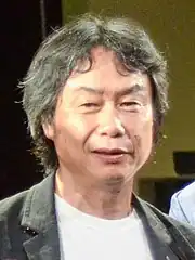 Homme d'origine japonaise aux cheveux gris.