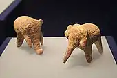 Figurines d’argile : deux éléphants. H. 6,8&nbsp;cm.