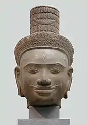 Shiva. Phnom Bok, style du Bakheng, fin IXe siècle - début Xe siècle, grès. Musée Guimet