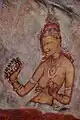 Une des damoiselles des fresques de Sigirîya au Sri Lanka (Ve siècle), coiffée d'un gajra et en tenant un autre sur sa main droite.