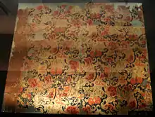 Pièce de soie brodée, à motifs de fleurs (?). Mawangdui tombe 1. Dynastie Han de l'Ouest (202 av.n.è. - 9). Hunan Provincial Museum&nbsp;(en), Changsha.