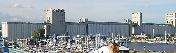 Des silos à grain surplombent le bassin Louise