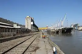 Silos Lecureur à Val-de-la-Haye.