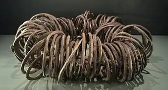 Enchevêtrement de bracelets en argent tangle trouvé dans le dépôt no&nbsp;1 d'un poids total de 2&nbsp;kg