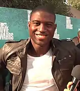 Sinqua Walls interprète Shawn Stark.