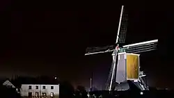 Moulin illuminé la nuit