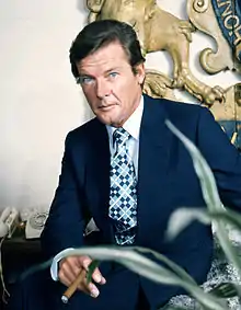 Roger Moore, interprète de Simon Templar dans la série télévisée Le Saint (1962).