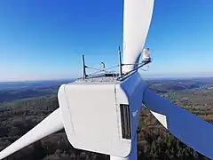 Vue arrière d'une éolienne.
