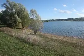 Le plan d'eau du Parc de loisirs de Saint-Cyr.