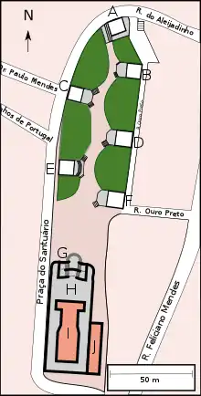 Plan en couleurs du site dans son contexte urbain, entouré des rues environnante. Depuis le coin haut droit, on parcourt les six chapelles vers le bas en suivant un chemin en zigzag ; on atteint le parvis et ses escaliers courbés qui permet d'accéder à l'esplanade sur laquelle est située l'église, en bas à gauche de l'image.
