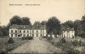 Carte postale représentant la façade avant (nord), au tournant du XXe&nbsp;siècle. La mention de Sivry-Courtry y est inexacte.