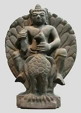 Skanda sur sa monture Paravani. Statue de grès datée du VIIe siècle ou VIIIe siècle, issue de la province de Prey Veng (Cambodge) et exposée au Musée Guimet.