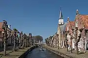 Vue sur la ville du pont Brouwersteeg avec l'église protestante