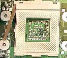 Réceptacle encadrant des condensateurs de découplage