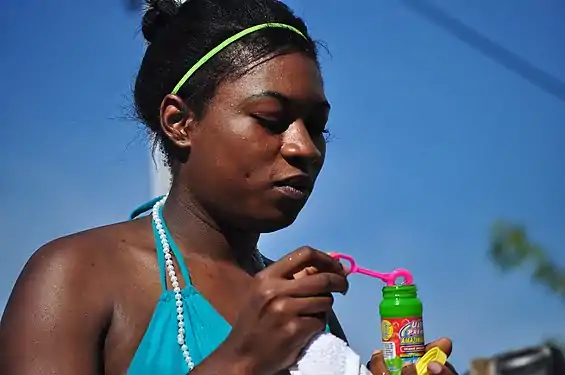 Une femme sortant d'un tube à bulles une baguette à bulles (Fremont Solstice Parade&nbsp;(en)).