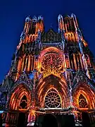 Spectacle nocturne Régalia projeté sur la façade.