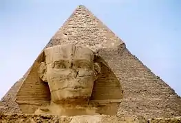 sculpture monumentale en forme de visage humain