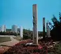 Le monument à Rade Končar dans le parc commémoratif de Šubićevac&nbsp;(sr) à Šibenik (premier plan)