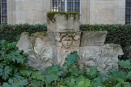Vestige du grenier dans le square Georges-Cain.