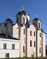 Cathédrale Saint-Nicolas de Novgorod, construite par Mstislav en 1113 près de son palais à la cour de Iaroslav (contenant des fresques du XIIe&nbsp;siècle illustrant sa famille).