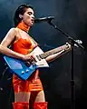 St. Vincent en 2018, avec un de ses modèles signature.