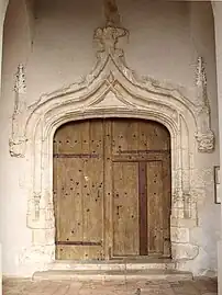 Le portail médiéval de l'église.