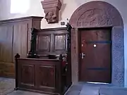 Stalles (XVIIIe&nbsp;siècle) ; corbeau roman ; porte encastrée (XVIIe&nbsp;siècle)