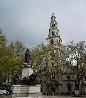 St Clement Danes et statue de Gladstone.