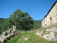 Autre vue de la même façade méridionale de la maison et de la chapelle.