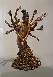 Guanyin debout. Bois doré. Chine. Dynastie Qing, XVIIIe&nbsp;siècle