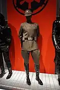 Mannequin portant une casquette et un costume militaire kaki.