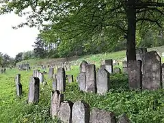 et son cimetière, classé,