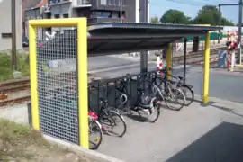 Parc à vélos et passage à niveau