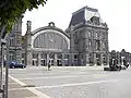 Gare d'Ostende. Le commissaire Reynaart y accueille Lamorgue: Je vous emmène au casino, inspecteur. Le directeur nous y attend… à vous de mener un autre bal si je puisse m'exprimer ainsi.Éd. Glénat 1986, dessin de la gare à la p.&nbsp;12.