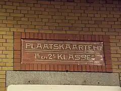 Au-dessus du guichet de 1re et 2e&nbsp;classe.