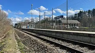 Quai et terrain de sport.