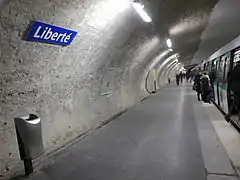 Mur de la station après dépose des carrelages en novembre 2012.