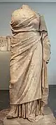 Statue portrait drapé de la prêtresse Nikeso. Sanctuaire de Déméter à Priène. 300-250. H. 1,73&nbsp;m. Altes Museum